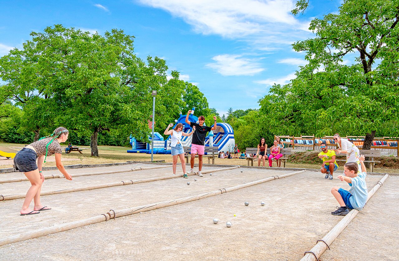 Petanca y juegos inflables en el camping CAPFUN Roca d'Amour en PADIRAC (46).