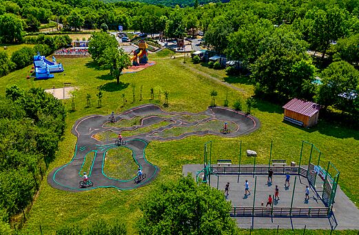 Pump-Track, Multisportplatz auf Camping CAPFUN Roca d'Amour in PADIRAC (46).