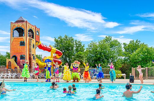 Animation, Rutschen und Pool am Campingplatz CAPFUN Roca d'Amour in PADIRAC (46).