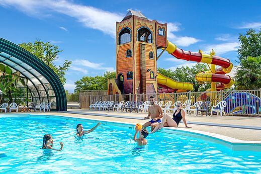 Au�enpool, Wasserrutschen und Familie auf dem Campingplatz CAPFUN Roca d'Amour in PADIRAC (46).