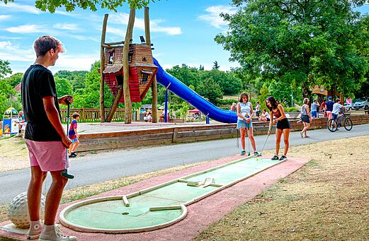 Minigolf und Riesenrutsche auf dem Campingplatz CAPFUN Roca d'Amour in PADIRAC (46).