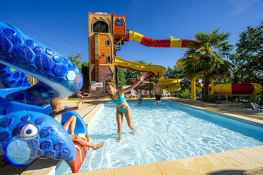 Au�enpool mit Wasserrutschen und Piratenstruktur auf CAPFUN Roca d'Amour.
