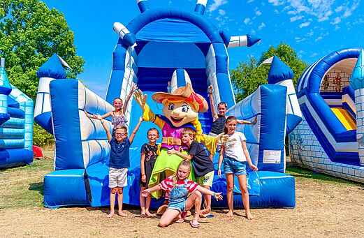 H�pfburgen und Maskottchen mit Kindern auf dem Campingplatz CAPFUN Roca d'Amour in PADIRAC (46).
