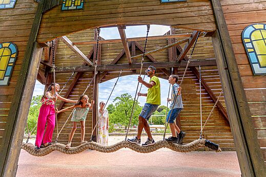 Holzspielplatz, Familie auf dem Campingplatz CAPFUN Roca d'Amour, PADIRAC (46).