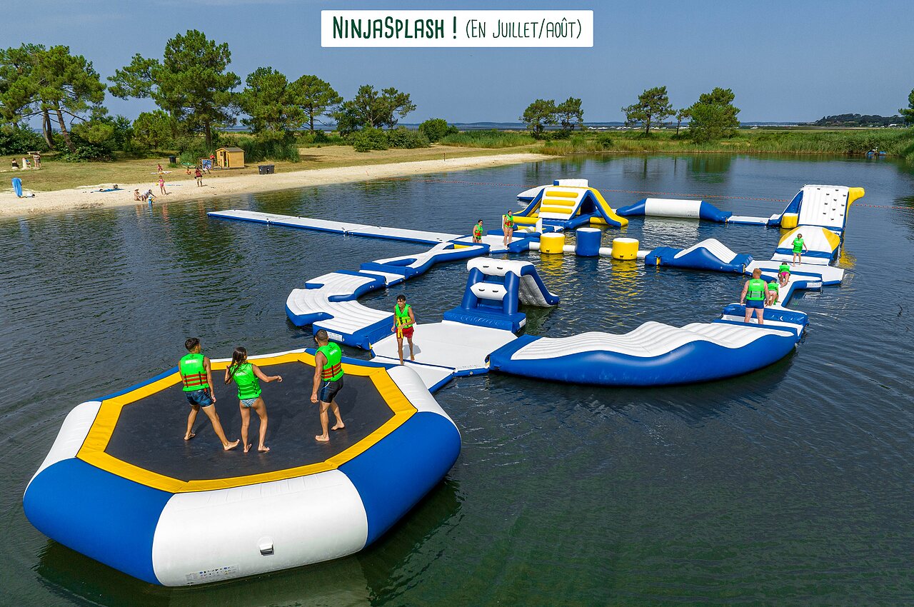 Inflatable water park NinjaSplash, water games, camping CAPFUN Roumingue in LANTON (33).