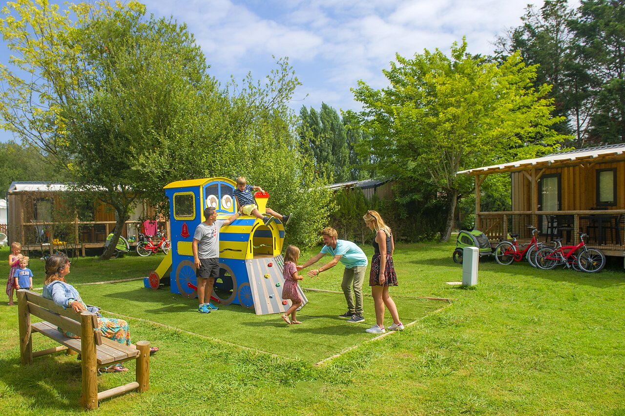 Train playground and comfortable Mobil-homes at CAPFUN Roumingue campsite in LANTON (33).