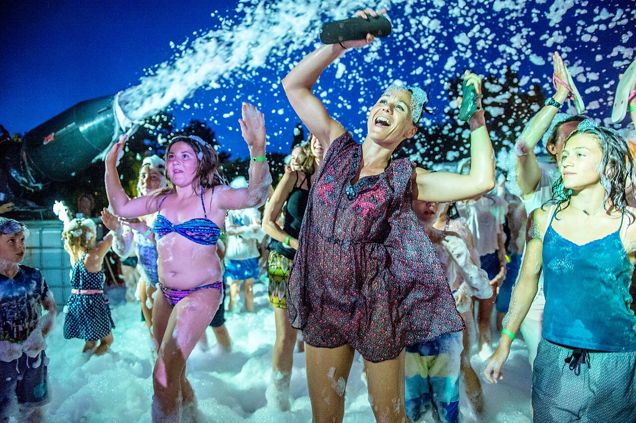 Lively foam party with dancers and children at CAPFUN Roumingue campsite in LANTON (33).