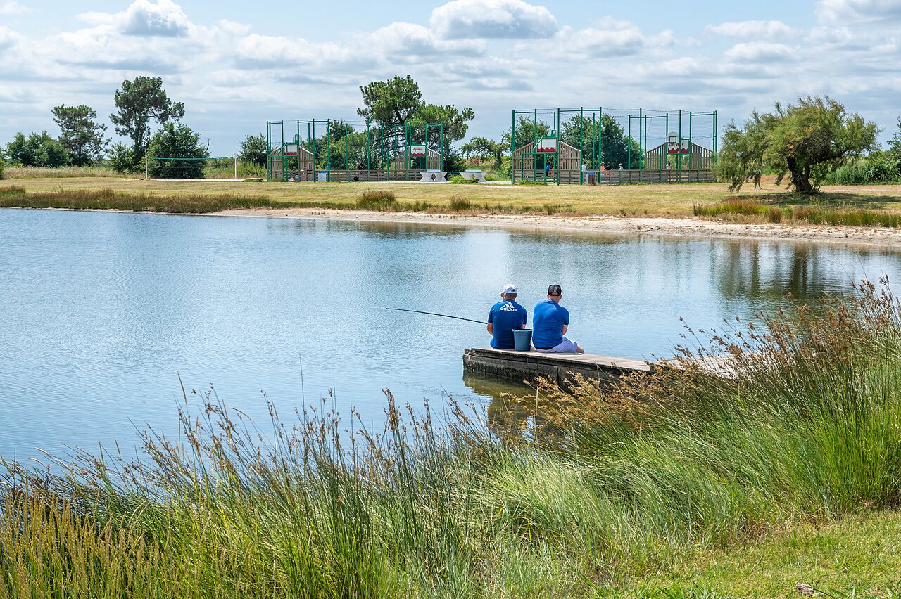 Anglers on the lake, sports fields at CAPFUN Roumingue campsite in LANTON (33).