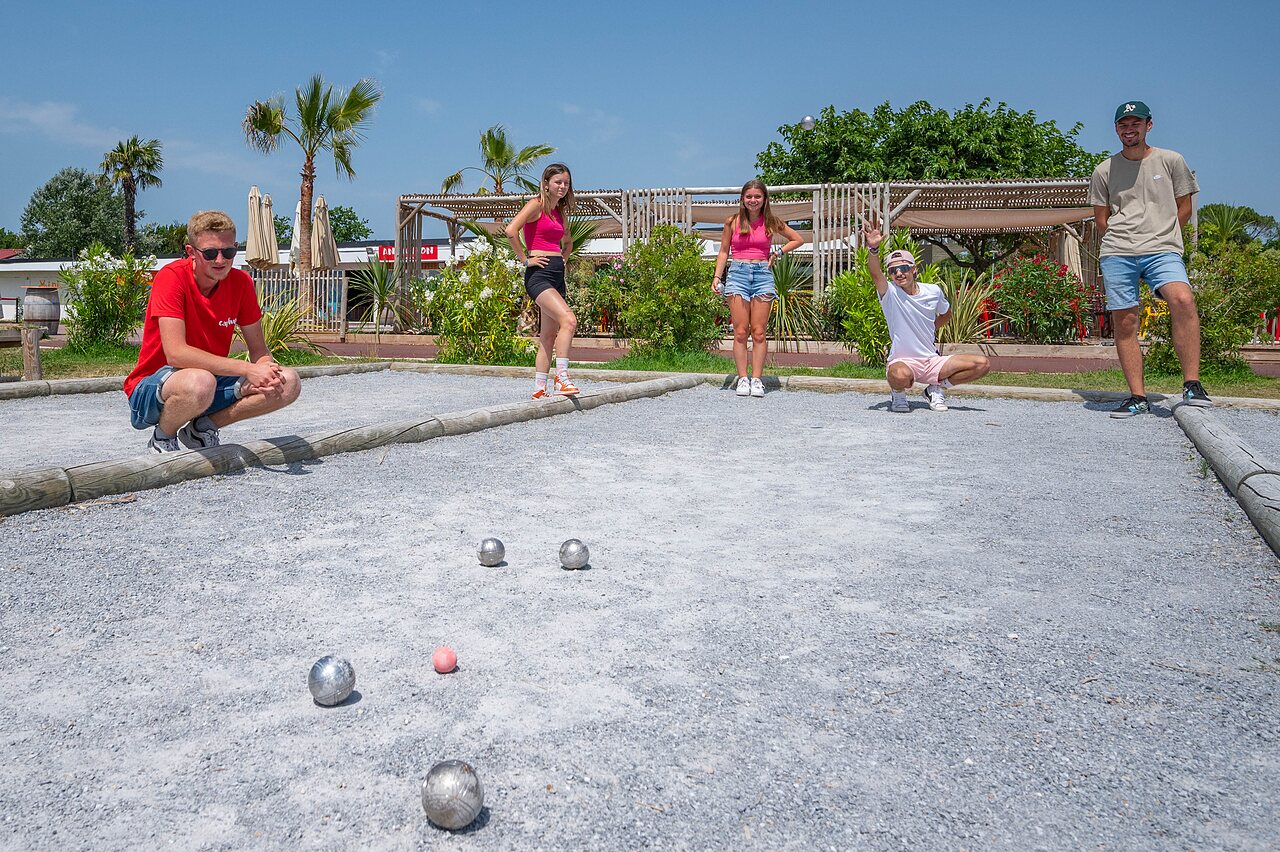 Petanque court with young people at CAPFUN Roumingue campsite in LANTON (33).