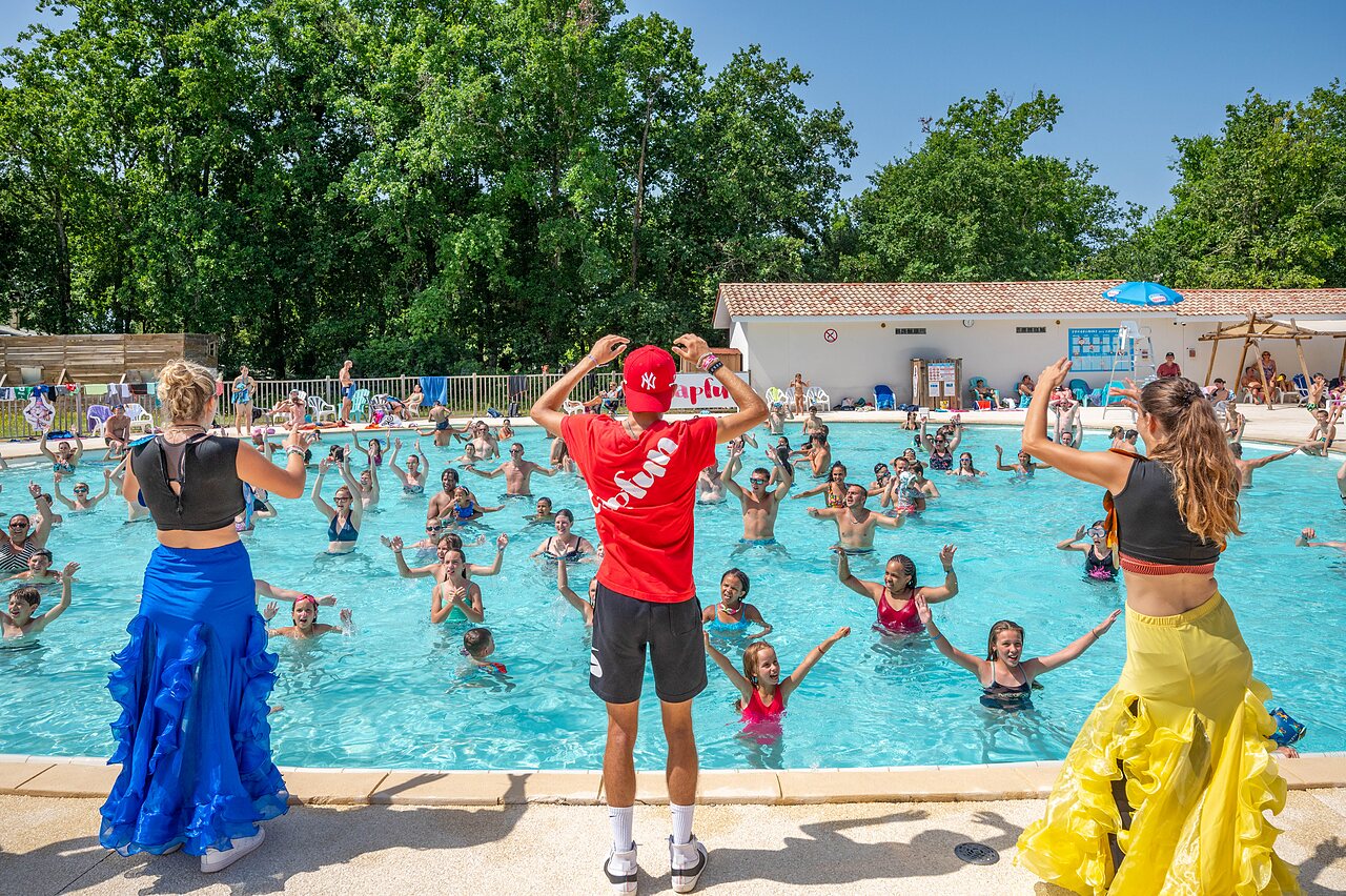 Aquagym class in outdoor pool at CAPFUN Roumingue campsite in LANTON (33).