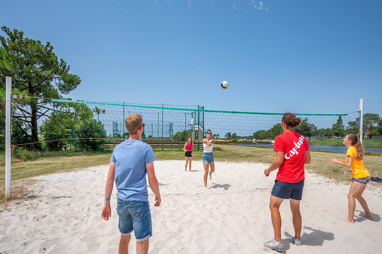 Young people playing beach volleyball on sand CAPFUN Roumingue in LANTON (33).