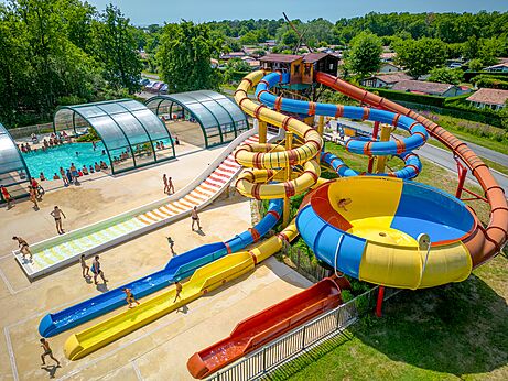Riesen-Wasserrutschen, überdachtes Schwimmbad auf dem Campingplatz CAPFUN Roumingue in LANTON (33).