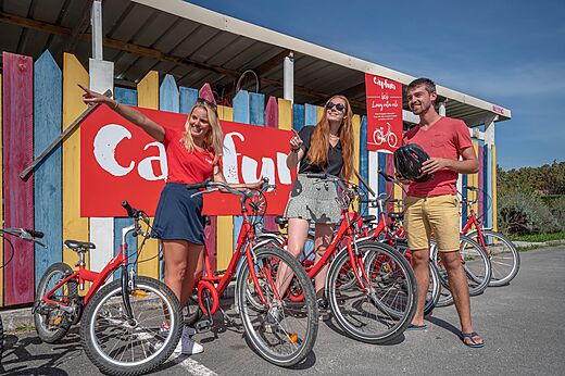 Rote Fahrräder zum Mieten für Familien auf Campingplatz CAPFUN Roumingue in LANTON.