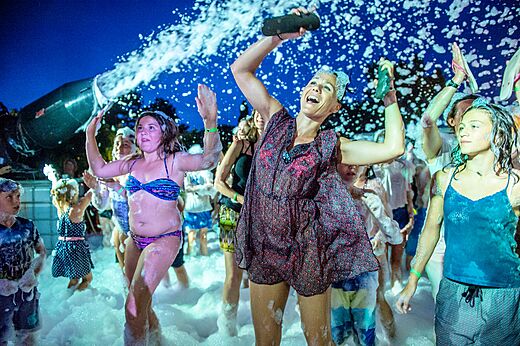 Festliche Schaumparty mit Teilnehmern und Maschine auf dem Campingplatz CAPFUN Roumingue in LANTON (33).