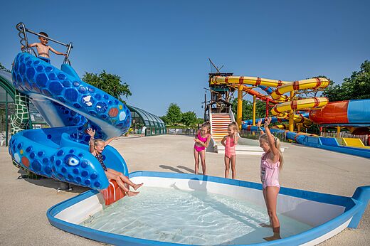 Wasserrutsche, Kinder und Planschbecken auf Camping CAPFUN Roumingue in LANTON (33).