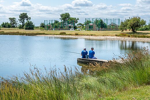 Angeln am Teich vom Steg auf Campingplatz CAPFUN Roumingue in LANTON (33).