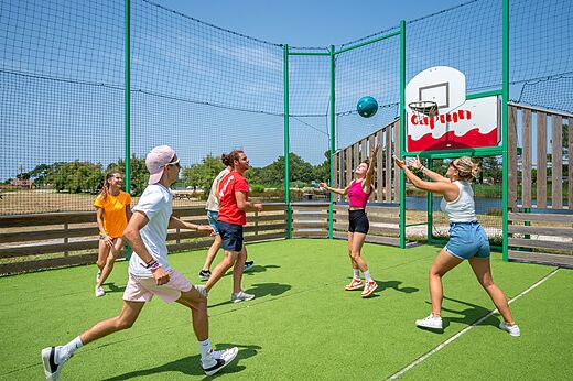 Multisportplatz mit Basketballkorb auf dem Campingplatz CAPFUN Roumingue in LANTON (33).