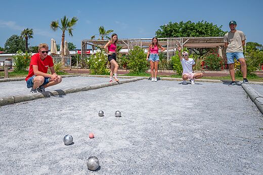 Bouleplatz mit jungen Spielern auf dem Campingplatz CAPFUN Roumingue in LANTON (33).