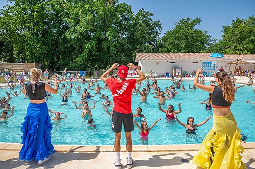 Belebter Aquagym-Kurs im Außenpool des Campingplatzes CAPFUN Roumingue in LANTON (33).