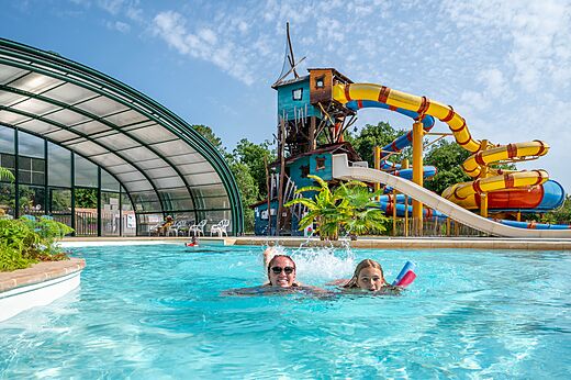 Außenpool, Wasserrutschen auf dem Campingplatz CAPFUN Roumingue in LANTON (33).