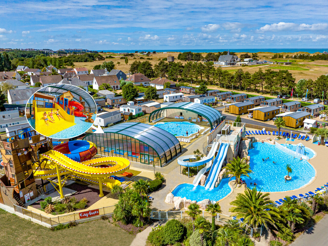 Schwimmb�der, Wasserrutschen und Mobilheime auf dem Campingplatz CAPFUN La Route Blanche in Breville sur Mer (50).
