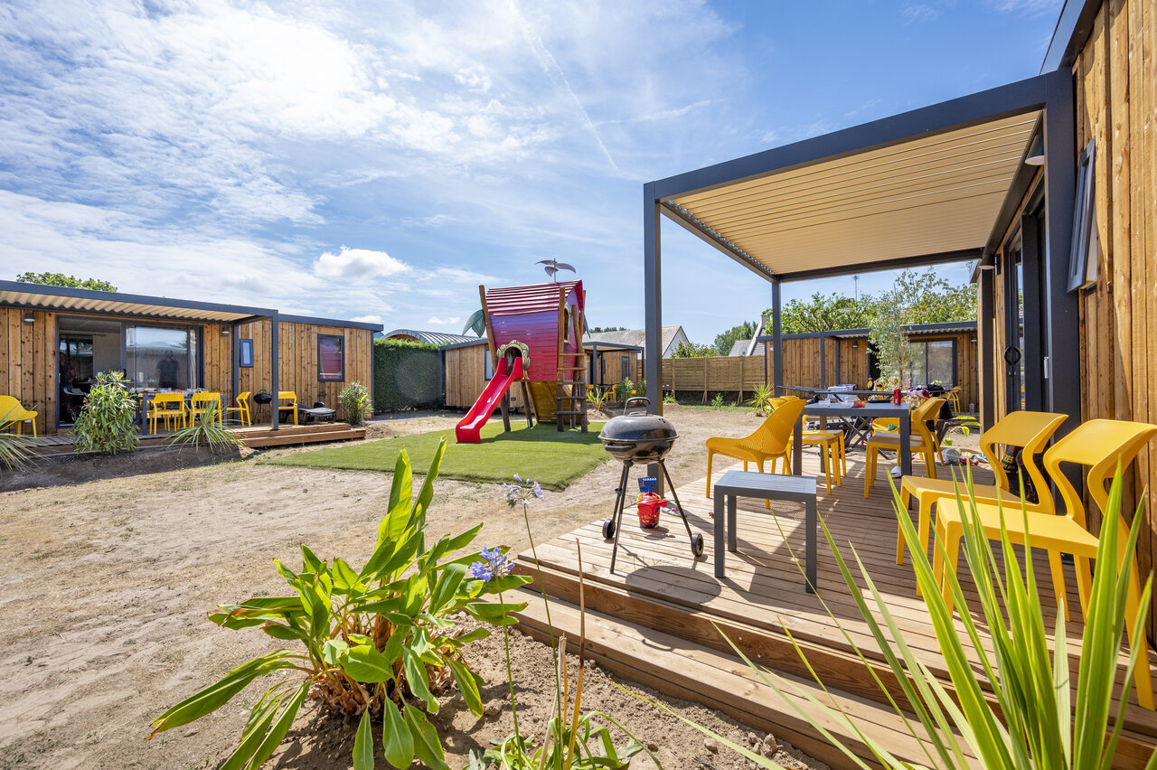 Mobilheim, Terrasse, Grill und Spielplatz auf dem Campingplatz CAPFUN La Route Blanche in Breville sur Mer.