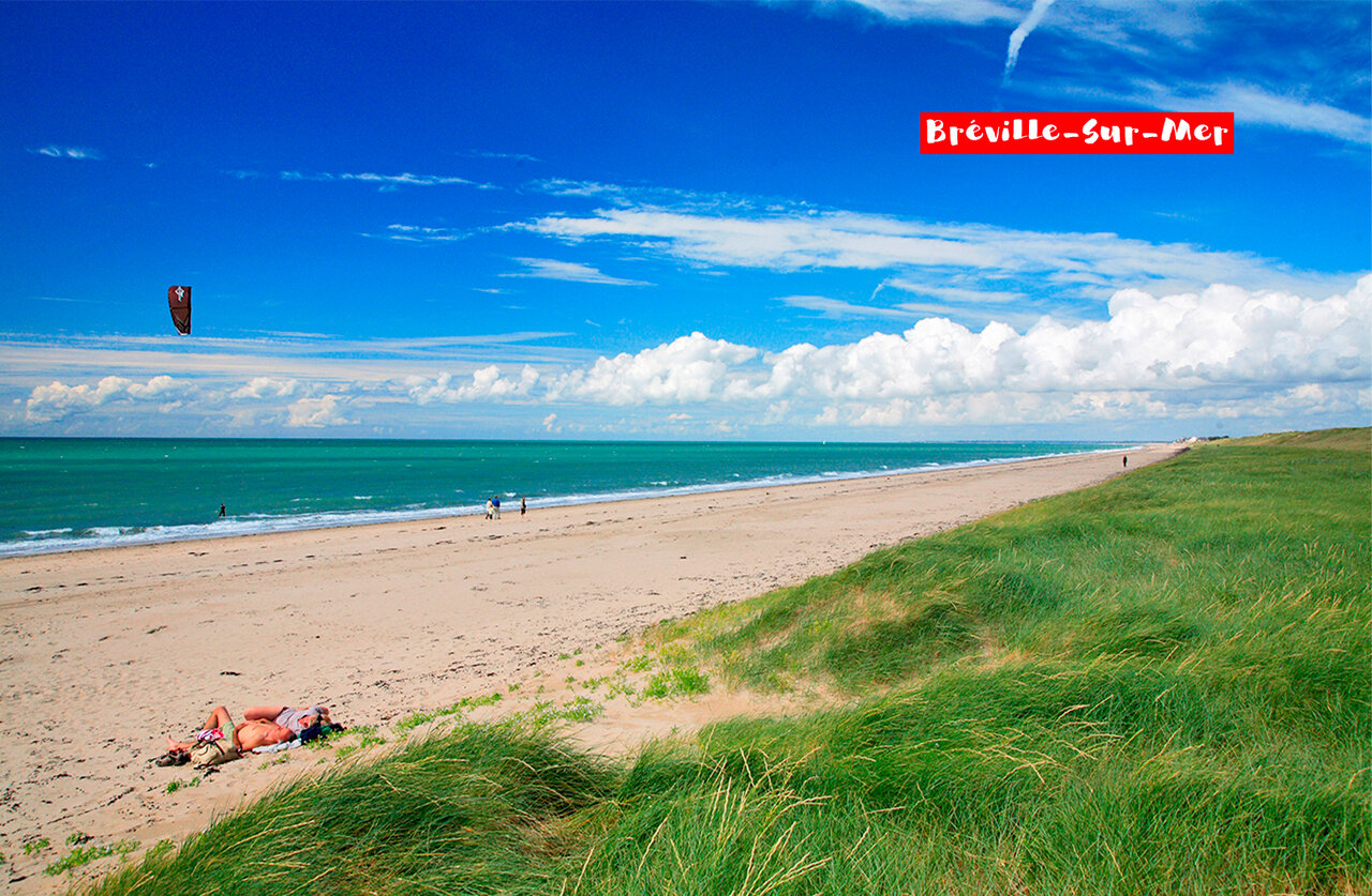Feiner Sandstrand und t�rkisfarbenes Meer in Br�ville-sur-Mer, Normandie.