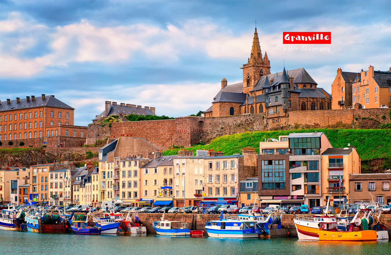 Hafen von Granville, historische Festungsstadt mit Kirche, Ausflugsziel in der Normandie.