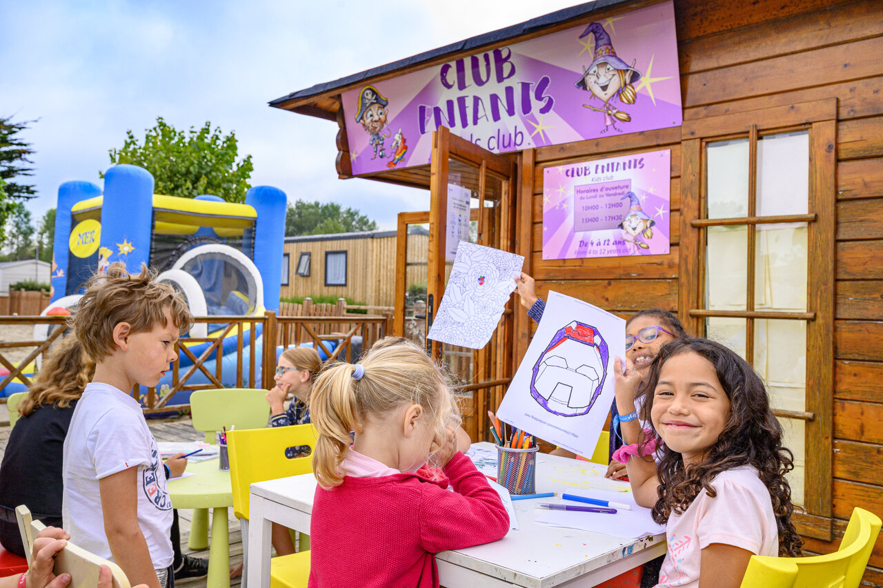Kinderclub, Malen und H�pfburg auf dem Campingplatz CAPFUN La Route Blanche in Breville sur Mer (50).