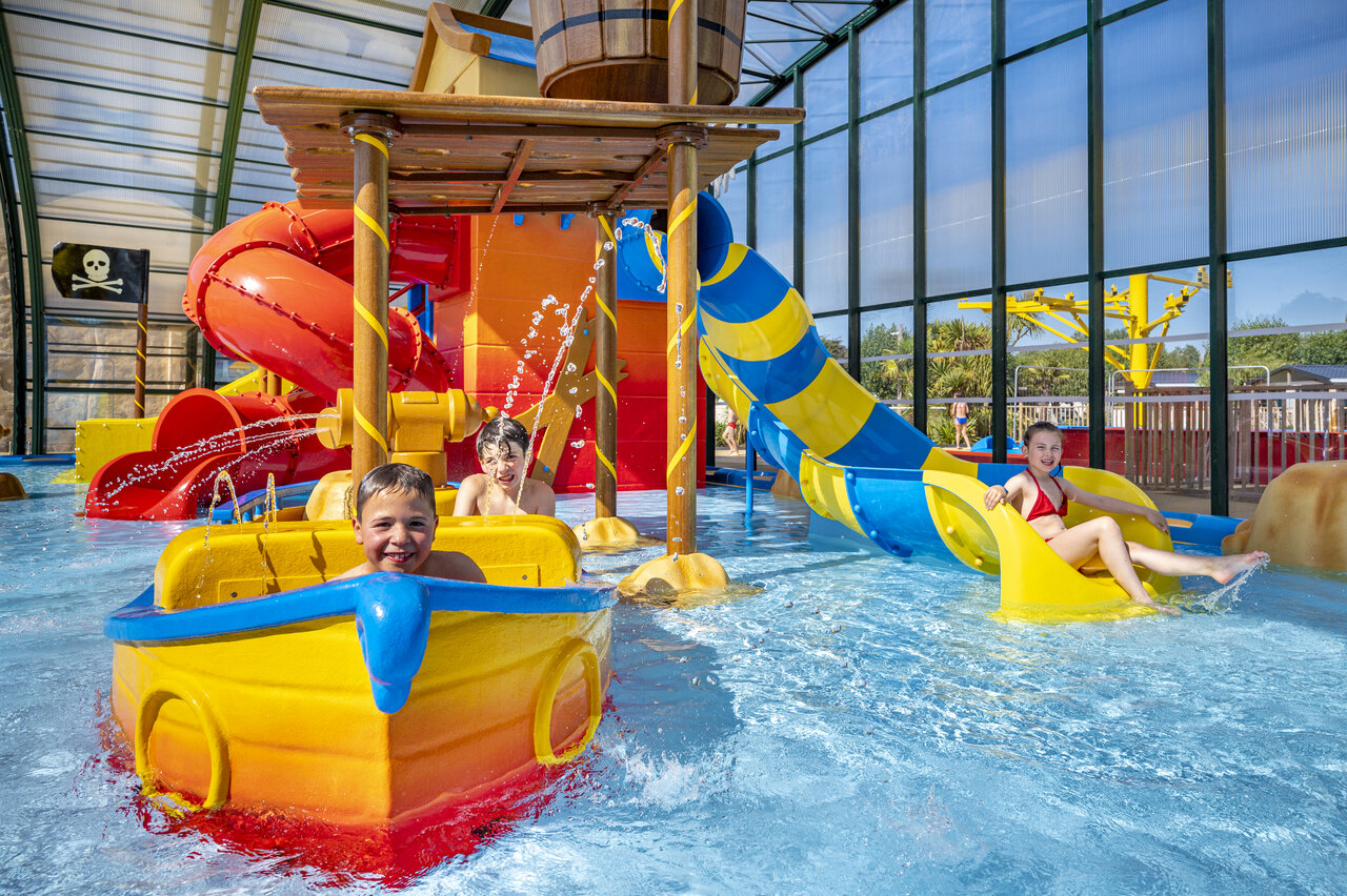 Kinder spielen im �berdachten Wasserpark mit Rutschen auf dem Campingplatz CAPFUN La Route Blanche in Breville sur Mer (50).