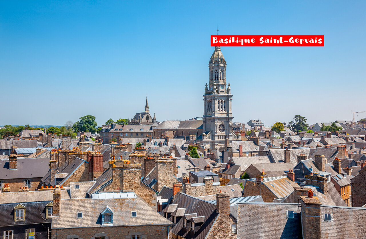 Basilika Saint-Gervais und historische Stadtd�cher in Avranches, Normandie.