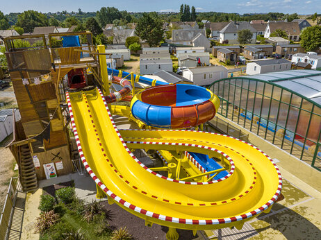 Riesen-Wasserrutschen und Piratenstruktur auf dem Campingplatz CAPFUN La Route Blanche, Breville sur Mer.