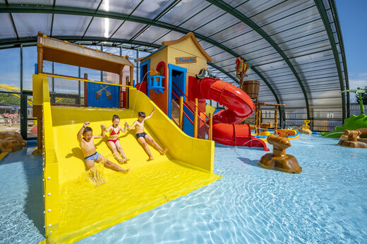 Überdachtes Schwimmbad, Rutschen und Spiele auf dem Campingplatz CAPFUN La Route Blanche in Breville sur Mer.
