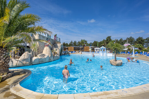 Buitenzwembad, waterspellen kinderen op camping CAPFUN La Route Blanche (50).