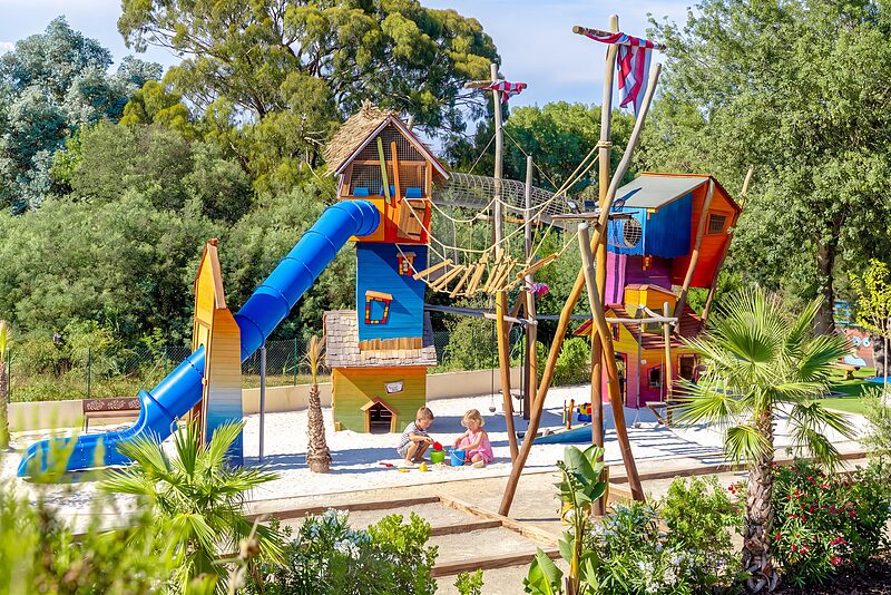Carabouille Spielplatz - Gro�er bunter Spielplatz mit Rutschen auf dem CAPFUN La Rumba in Fr�jus (83).