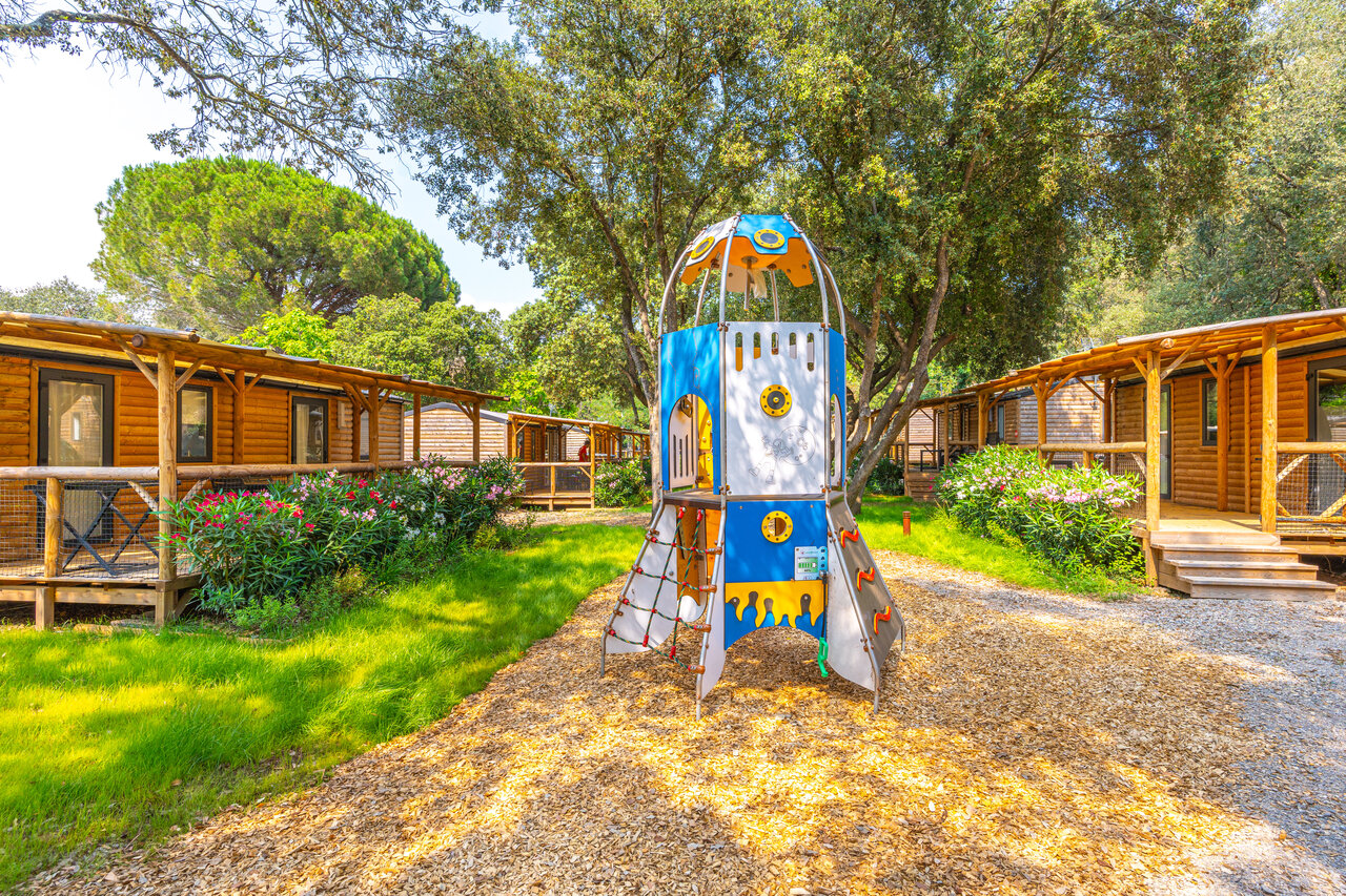 Raketen-Spielplatz und Holz-Mobilheime auf dem Campingplatz CAPFUN La Rumba in Fr�jus (83).