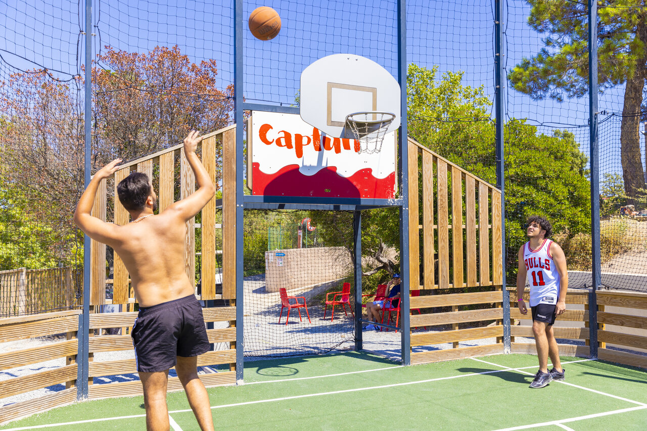 Multisportplatz mit Jugendlichen beim Basketballspielen auf dem Campingplatz CAPFUN La Rumba in Fr�jus.