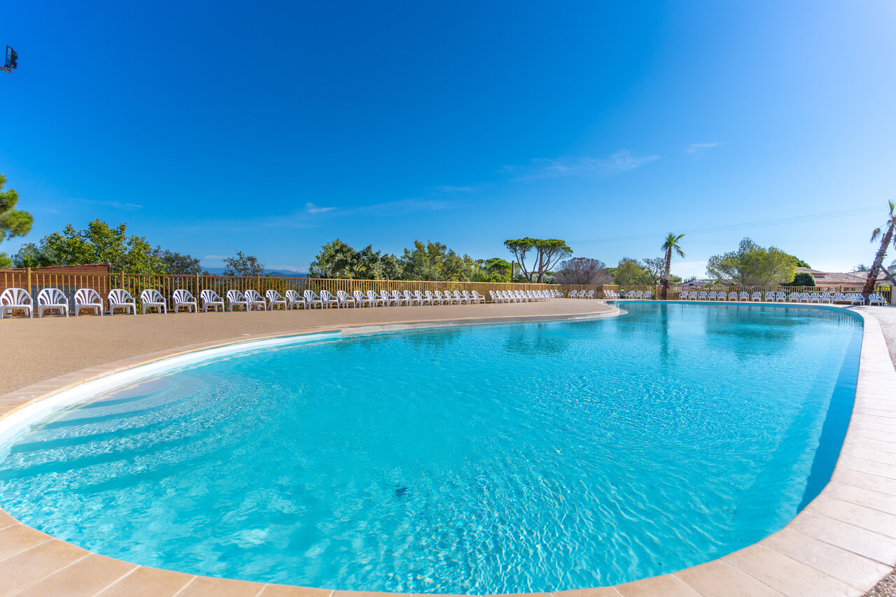 Gro�er Au�enpool mit vielen Liegest�hlen auf dem Campingplatz CAPFUN La Rumba in Fr�jus (83).