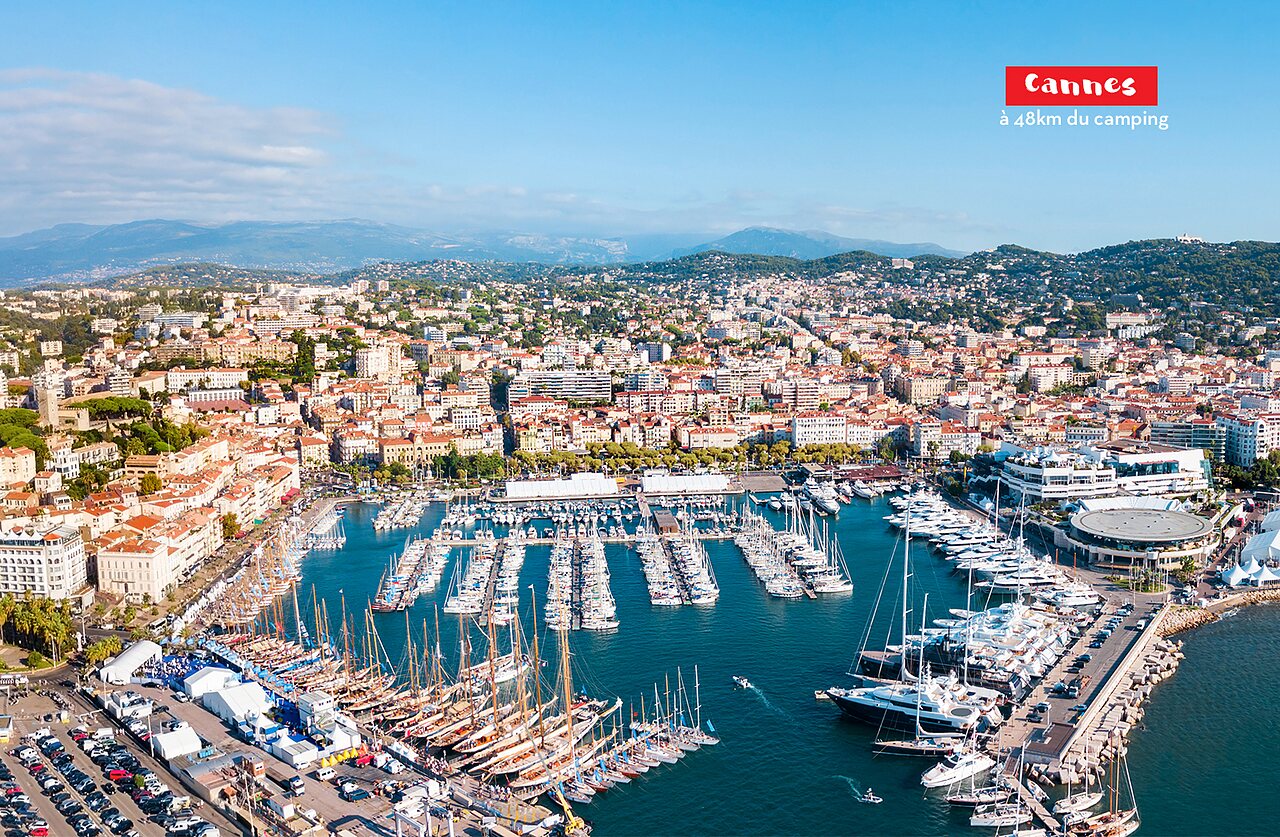 Luftaufnahme Hafen von Cannes und Stadt an der C�te d'Azur.
