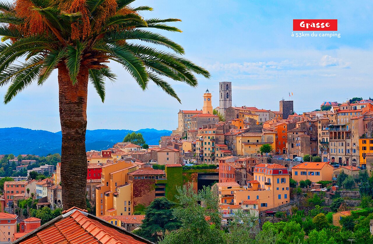 Historische Stadt Grasse, farbenfrohe H�user und Glockenturm, Provence-Alpes-C�te d'Azur.