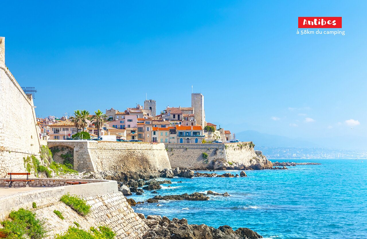 Altstadt Antibes, historische Stadtmauern und Mittelmeer an der C�te d'Azur.