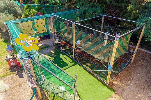 Gro�er h�ngender Spielparcours mit Netzen am CAPFUN La Rumba in Fr�jus (83).