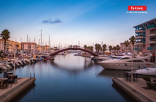 Port de plaisance de Fr�jus, ses bateaux et son pont pi�ton embl�matique.