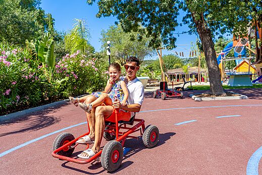 Enfant et adulte en kart � p�dales, camping CAPFUN La Rumba � Fr�jus (83).