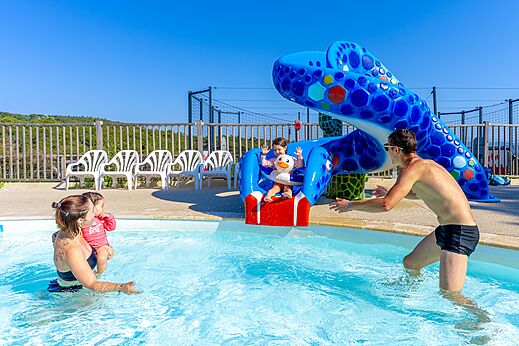 Piscine et toboggan aquatique au camping CAPFUN La Rumba � Fr�jus (83).