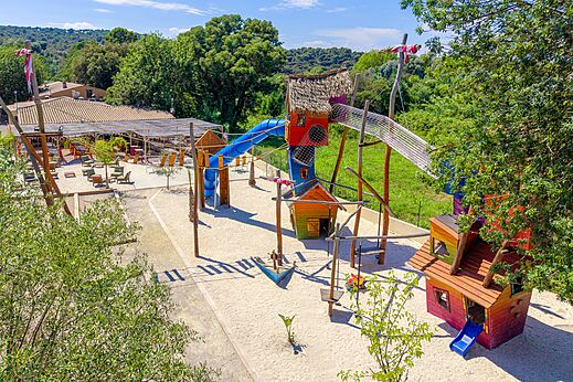 Aire de jeux enfants, toboggan, cabanes au camping CAPFUN La Rumba � Fr�jus (83).