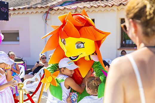 Mascotte color�e interagissant avec des enfants lors d'une animation au camping CAPFUN La Rumba � Fr�jus (83).