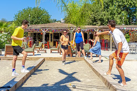 Partie de p�tanque sur le terrain au camping CAPFUN La Rumba � Fr�jus.