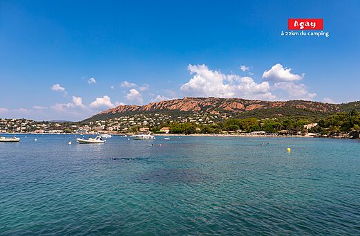 Agay, charmante ville c�ti�re avec sa baie et ses montagnes rouges pr�s de Fr�jus.