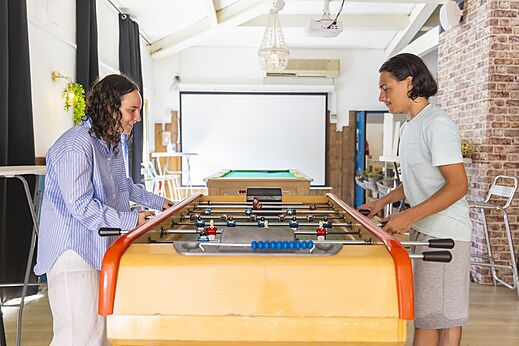Deux jeunes jouent au baby-foot dans la salle de jeux au camping CAPFUN La Rumba � Fr�jus (83).